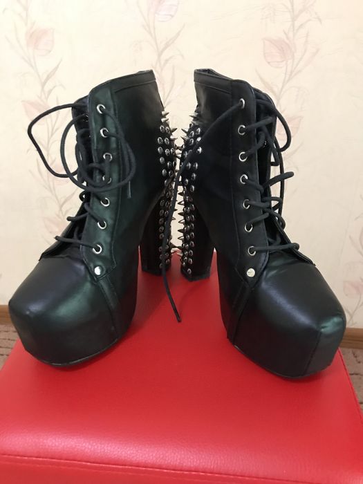 Ботиночки на каблуке, с шипами