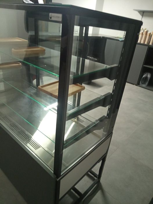 Продам холодильну Вітрину Куб 120 на 120