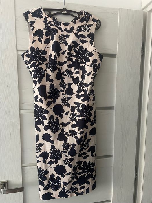 Sukienka w kwiaty grantowe