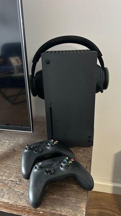 Konsola Xbos Series X + 2 pady + słuchawki