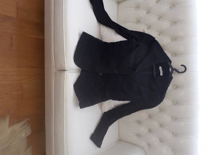 Casaco cinzento e outro  preto