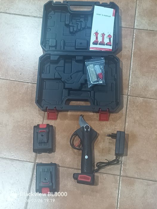 Tesoura de poda nova com duas baterias!!