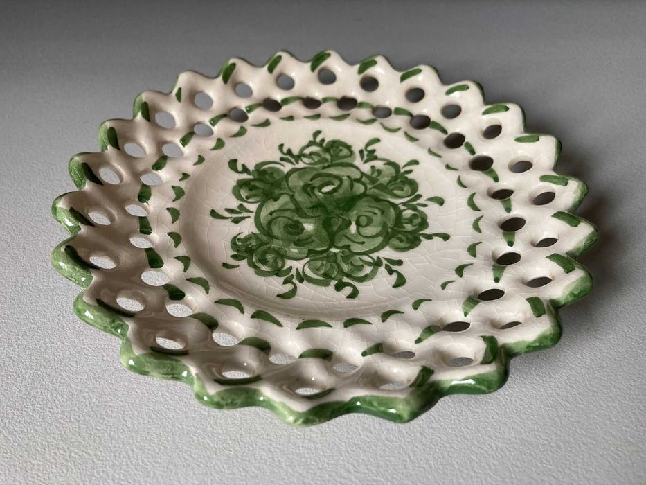 Prato Tradicional Decorativo (~17cm diâmetro)