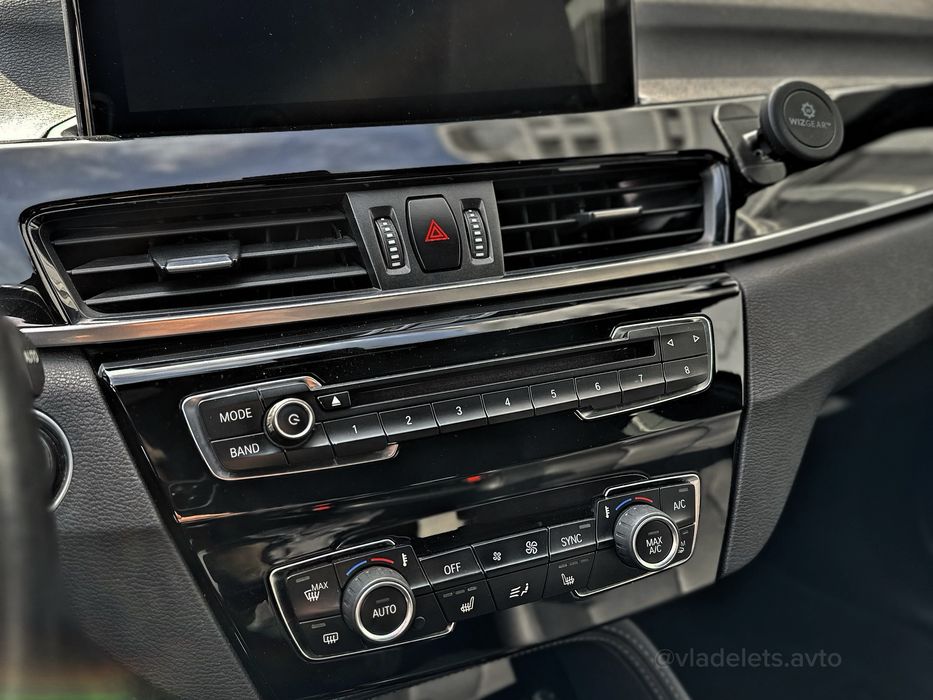 BMW X1 28i • 2016 • 2.0 бензин (B46) • Панорама • Полный привод xDrive