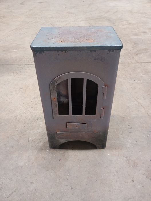 Vendo esta salamandra muita bonita bom estado não tem vidro