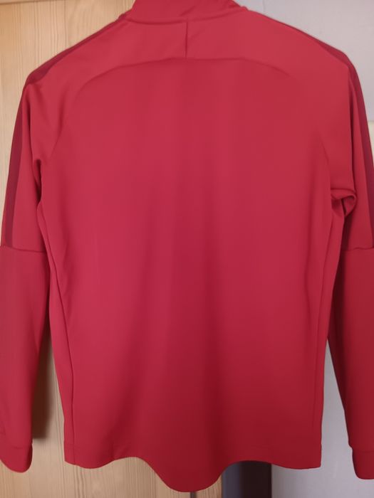 Bluza koloru czerwonego. Nowa. Z metki  rozmiar M ale jest mi za mała a noszę rozmiar  M.