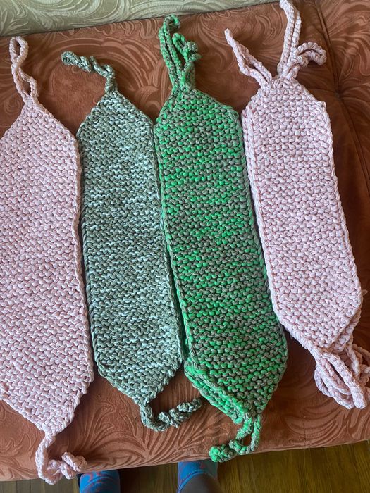 Мочалка - щетка с ручкой и вязаные.