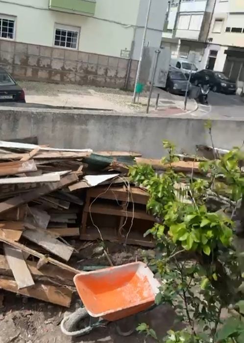CARRINHAS e CONTENTORES p/recolha de resíduos, lixo e entulho de obras