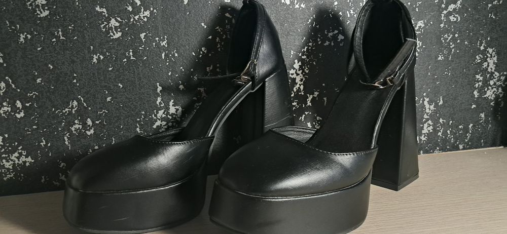 Elegancie buty na obcasie