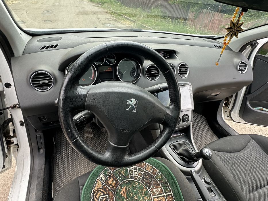 Peugeot 308 2012 года