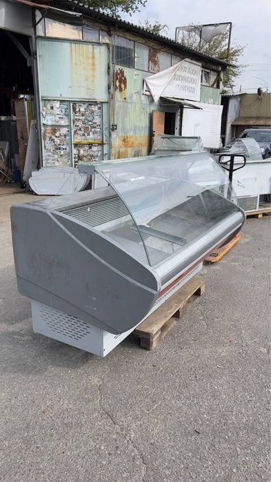 Холодильна вітрина 2м. бу