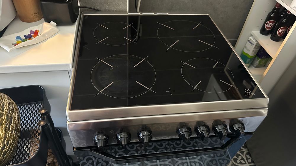 **Fogão Elétrico Indesit com Placa | Espeto Rotativo | Gaveta Aquecedora | Excelente Estado**