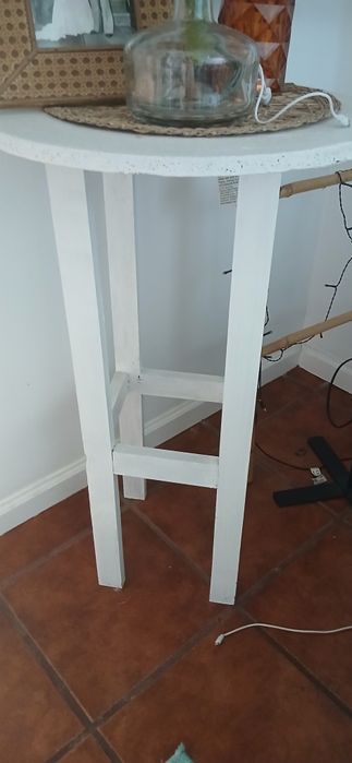 Mesa Alta de Apoio / Pedestal em Madeira Branca – Estilo Bar / Decoração
