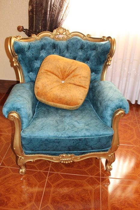 Vendo sofás completamente restaurados sem uso