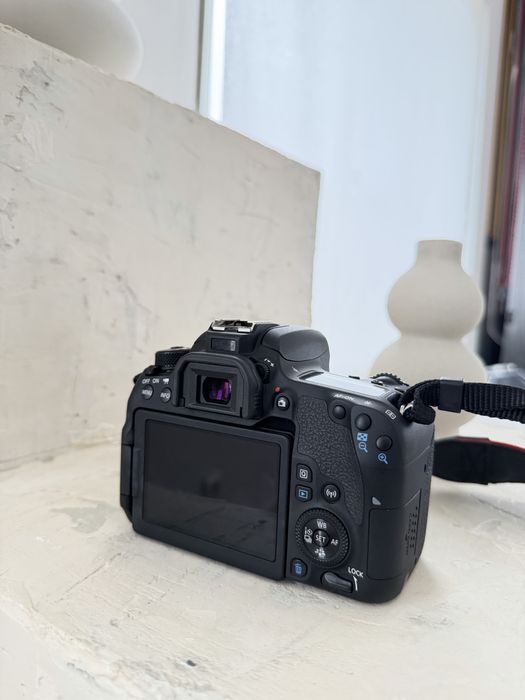 Canon 77D com acessórios