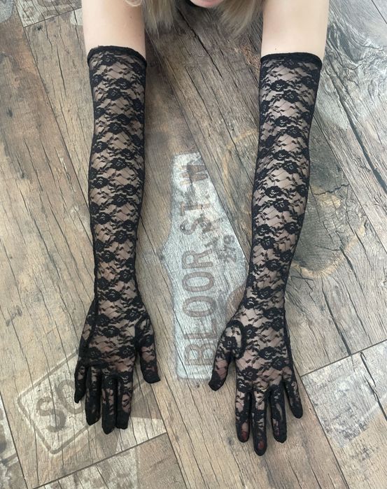 Długie czarne koronkowe rękawiczki