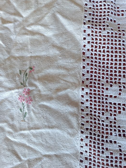 Colcha em linho cru renda e bordados