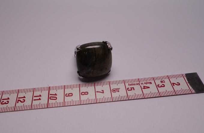 Srebrny pierścionek labradoryt R.22 ażurowe serca po bokach obrączki