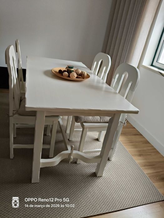 Conjunto mesa de jantar e cadeiras