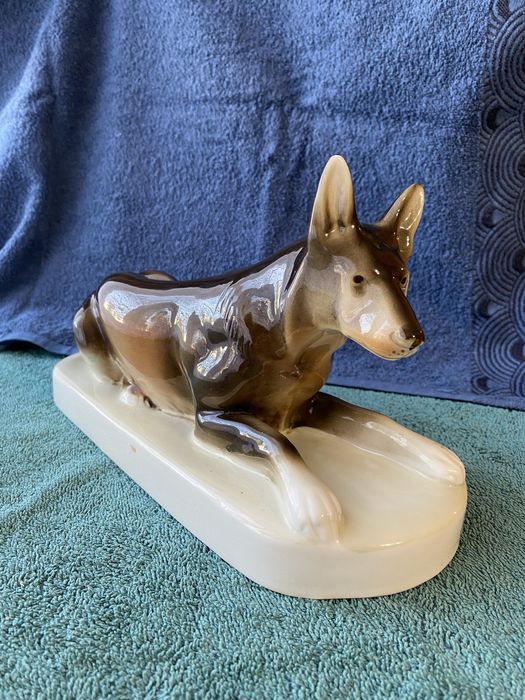 Figurka porcelanowa psa stary Royal Dux