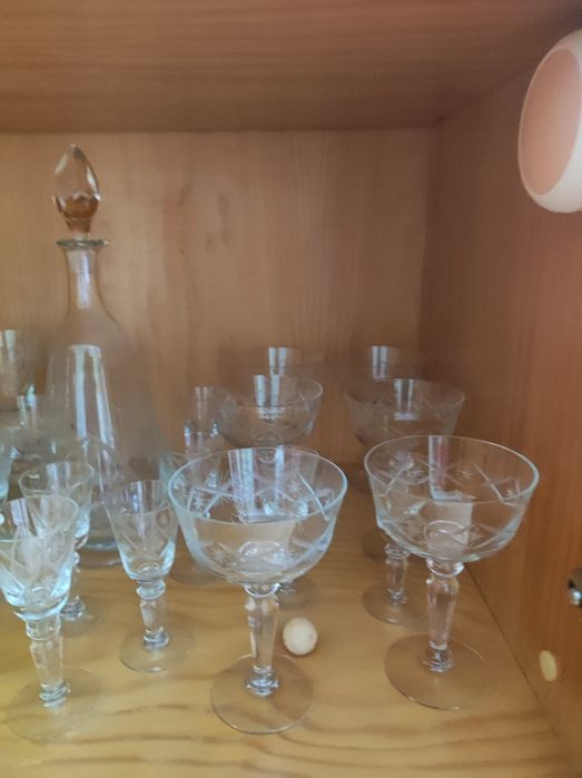 Conjunto de copos com jarra e garrafa em vidro, feito manualmente