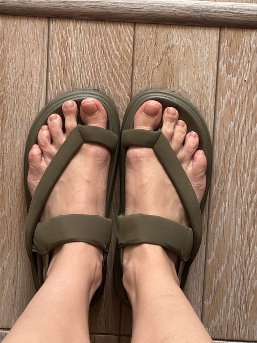 Босоніжки/шлепки/сланці (Cropp)