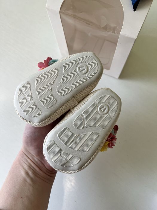 Перше взуття для дівчинки