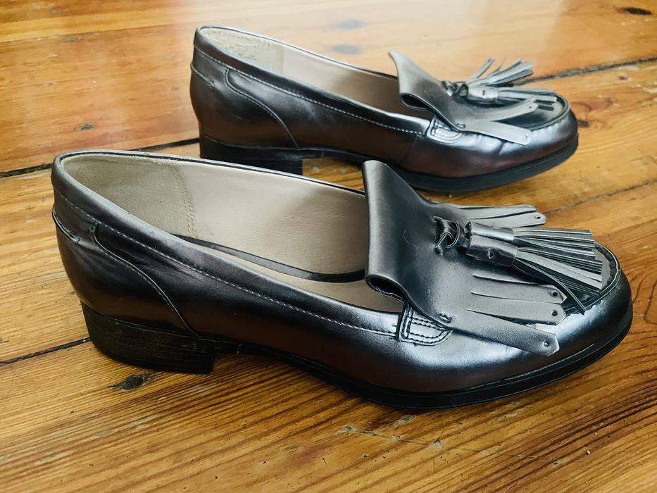 Clarks Narrative skórzane loafersy z frędzlami