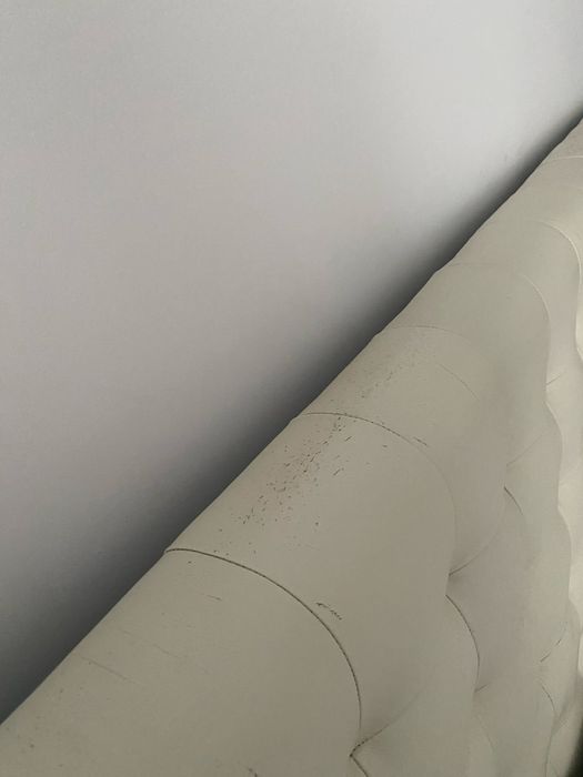 Cama casal com algumas marca de uso