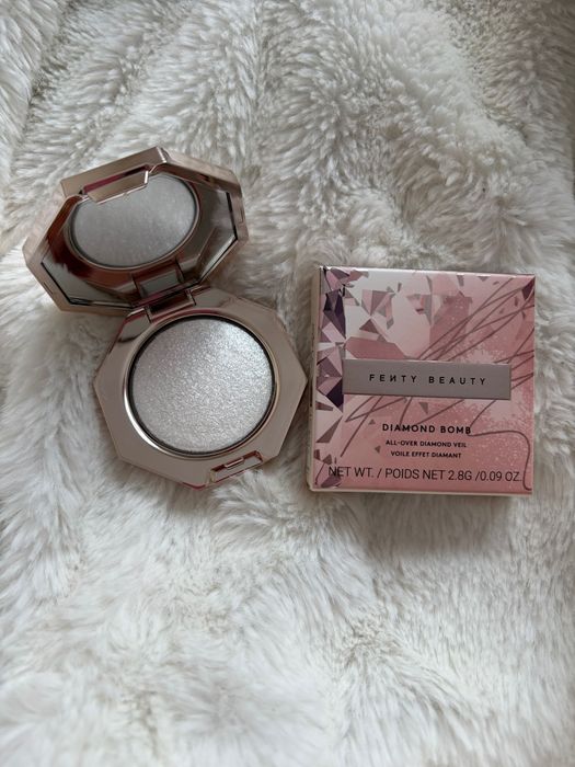 Rozświetlacz Fenty Beauty Diamond bomb w odcieniu How many carats?! Gramatura 2,8 g