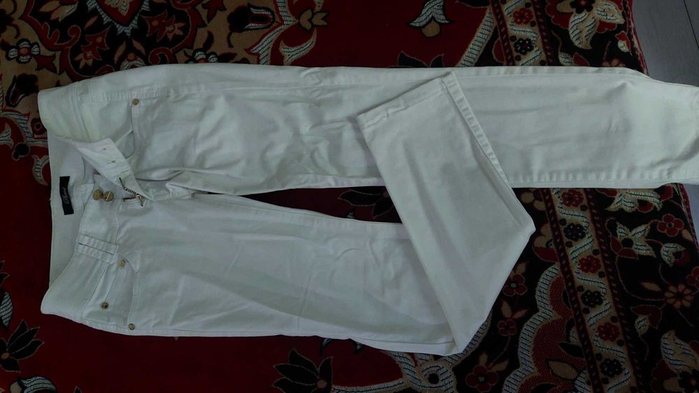 Жіночі  брюки білого кольору