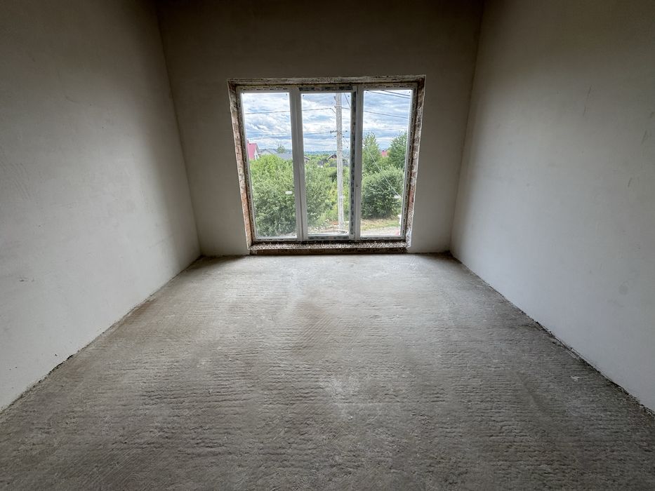 Котедж з власним подвір’ям та заїздом