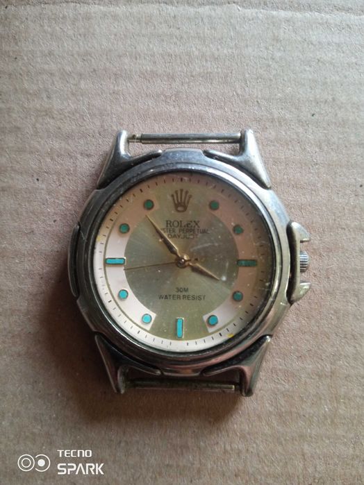 Часы наручные кварцевые.