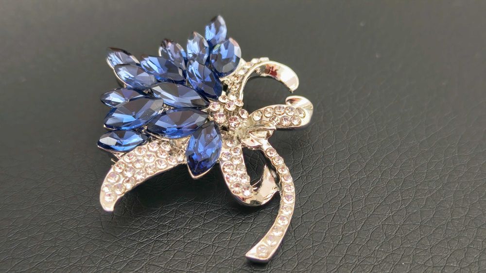 Broszka Bukiet Kwiatów z Niebieskimi i Przezroczystymi Kryształami