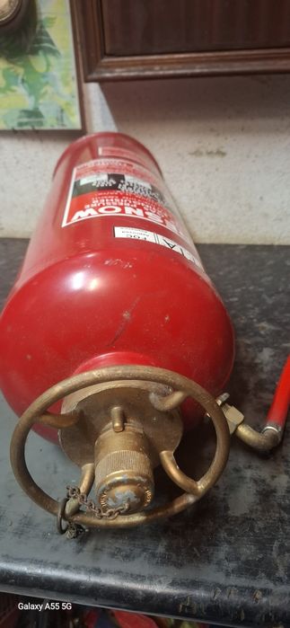 Antigo extintor com volante em latão