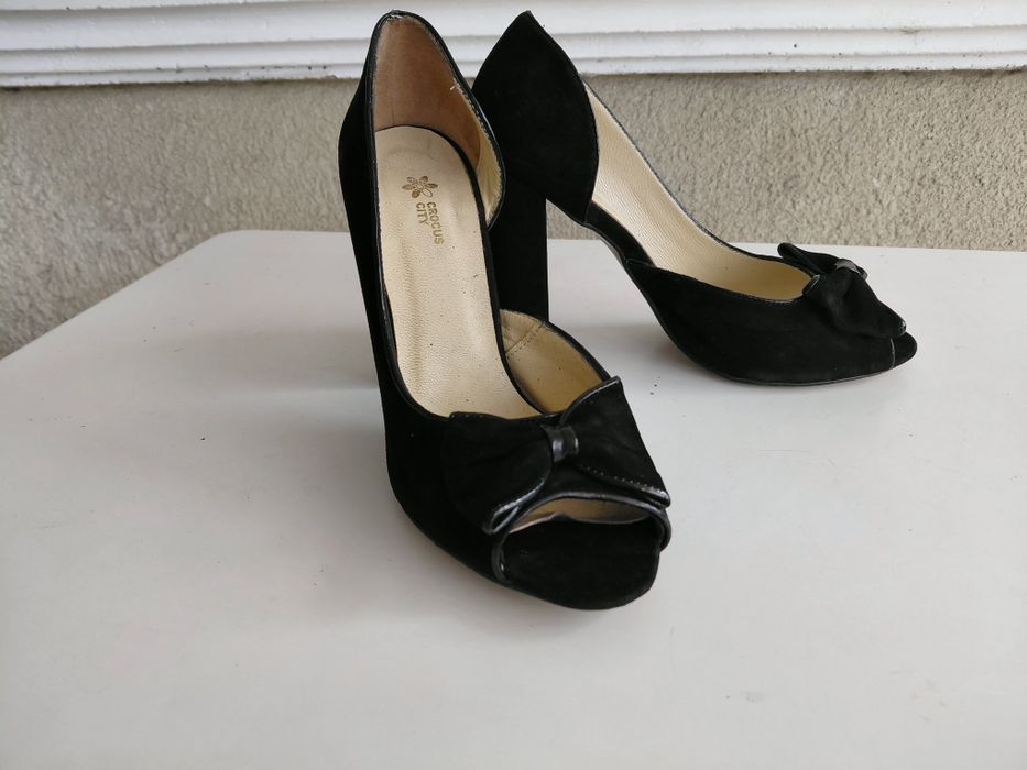 Подарую жіночі босоніжки