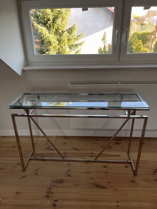 Konsola szklana z metalową ramą – nowoczesny design