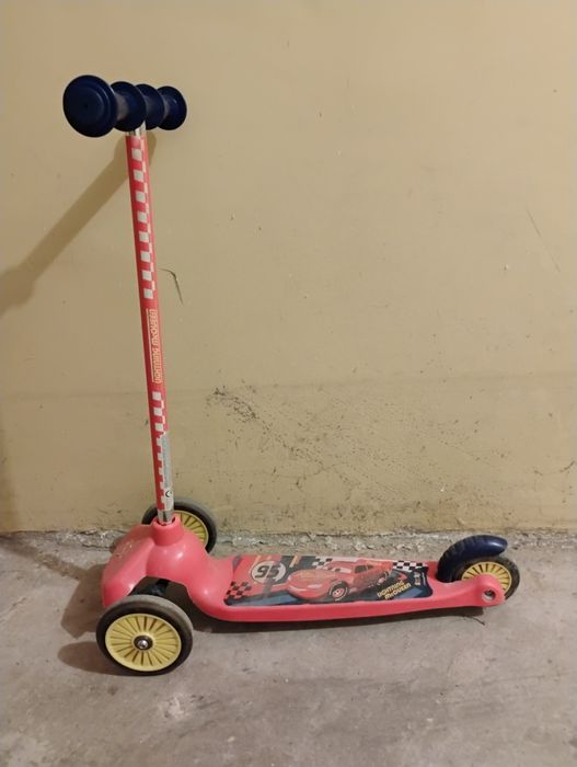 Hulajnoga trzykołowa