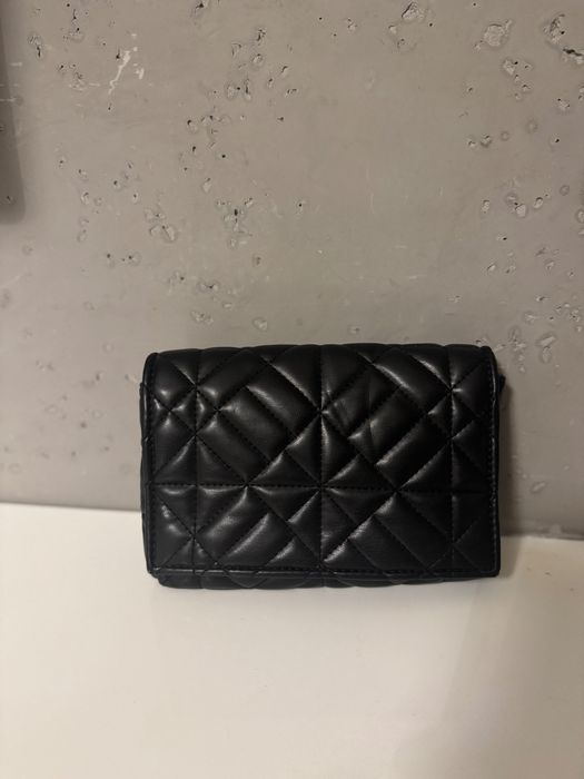 Чорна сумка на ланцюжку