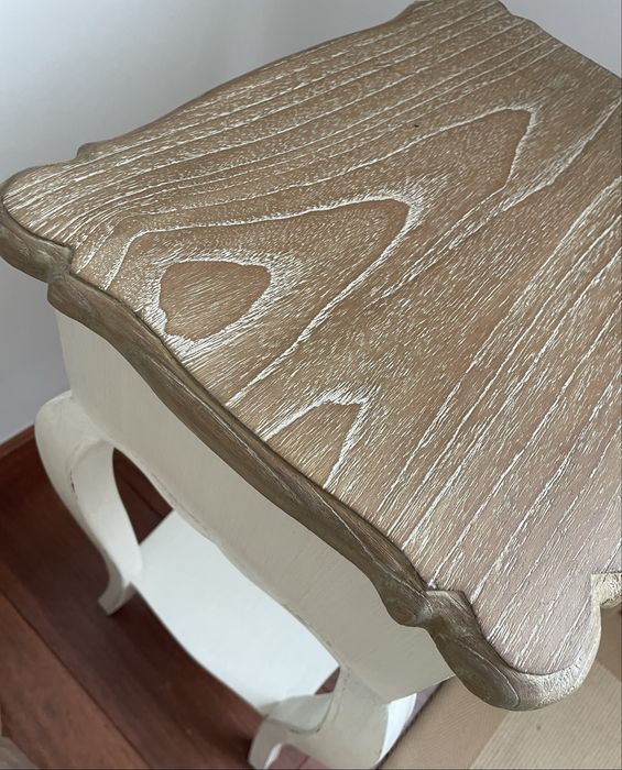 Mesinha de Cabeceira Branca e Bege