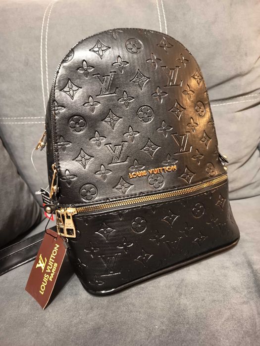 Czarny plecak z napisem Louis Vuitton  – stylowy i praktyczny
