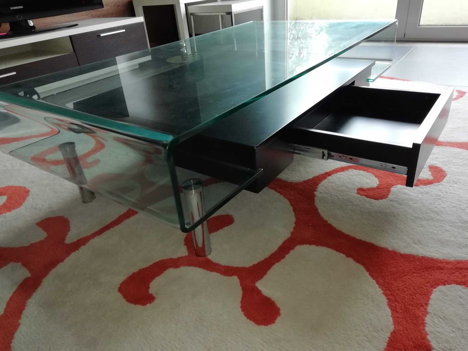 Mesa de centro em vidro, com gavetas