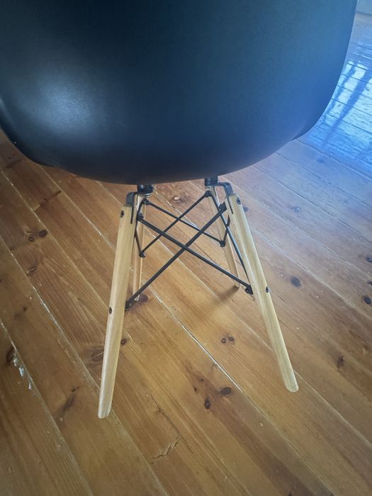 Conjunto 4 cadeiras estilo Eames pretas com pés de madeira