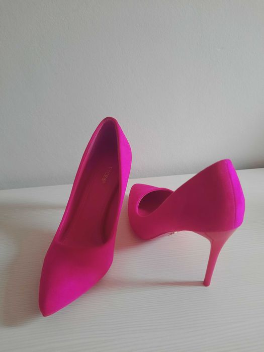 Buty szpilki w kolorze fuksjowym