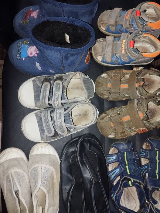 Босоніжки, чешки, кеди, осінні, зимові черевики