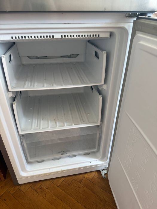 Продам великий холодильник Hotpoint Ariston