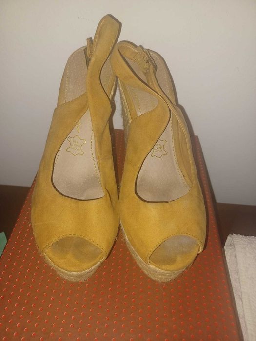 Sandálias de cunha camel