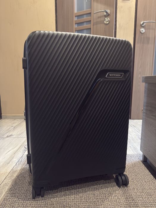 Średnia walizka z polipropylenu w ukośne pasy czarno-srebrna Wittchen