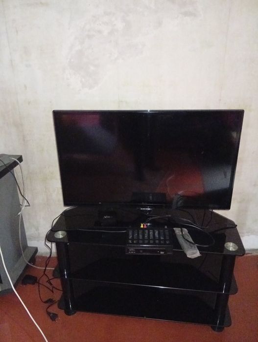 Телевізор  із столиком. Тел. Самсунг діагональ 84см