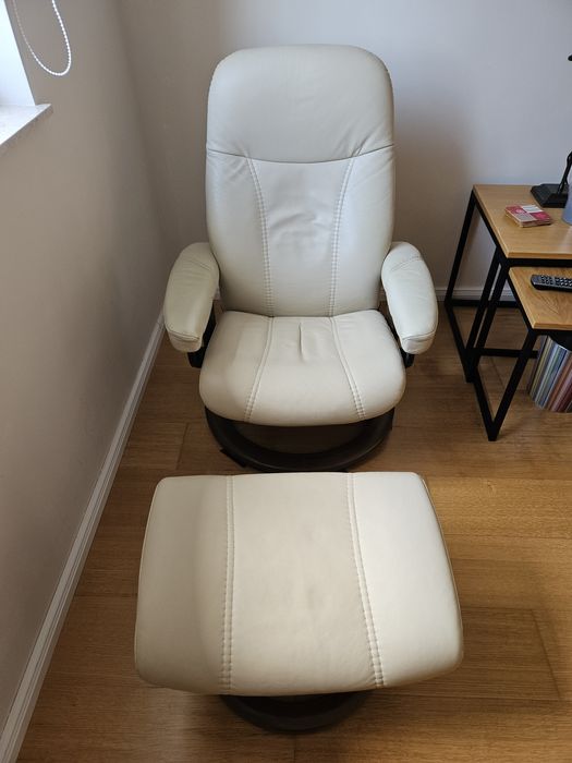 Fotel z podnóżkiem skórzany stressless idealny